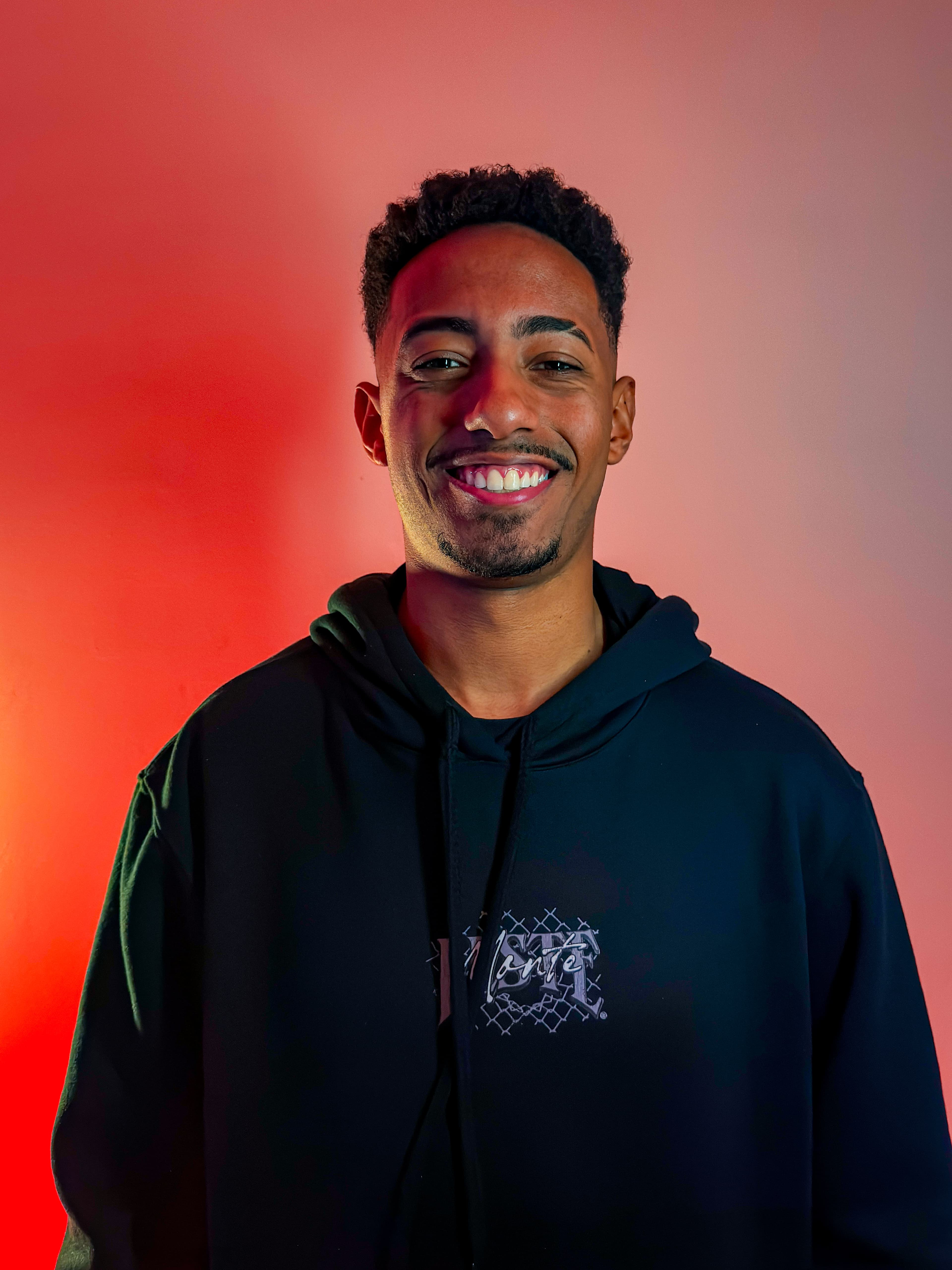 imagem de Samuel jogando no PC